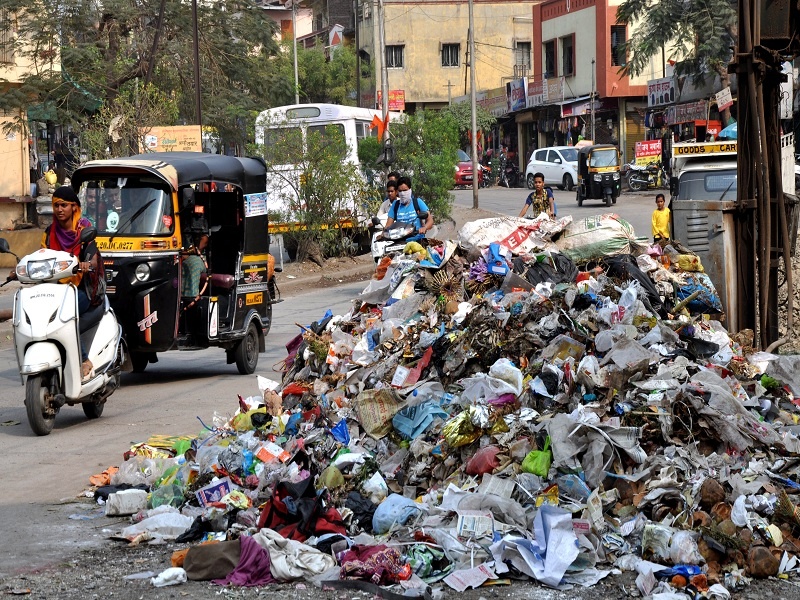 After the order of Aurangabad Municipal Commissioner, the work of collecting garbage is not in progress | औरंगाबाद महानगरपालिका आयुक्तांच्या आदेशानंतरही कचरा संकलनाचे काम सुरू नाही