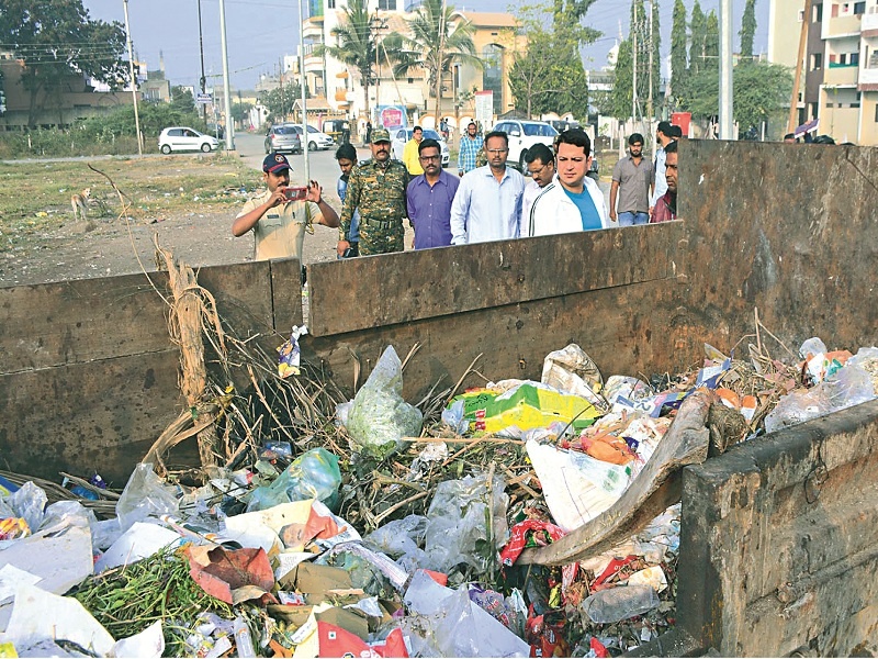 Municipal commissioner's anger over illegal construction, waste management | अवैध बांधकामे, कचरा पाहून महापालिका आयुक्तांचा संताप अनावर