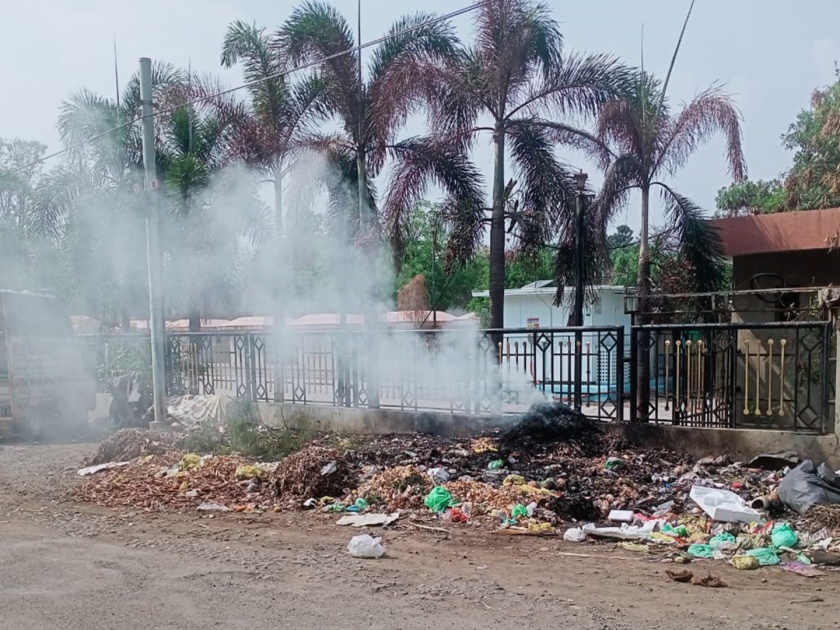 Beware! Four teams of Municipal Corporation keep an eye on those who burn garbage in Latur | सावधान! लातूरात कचरा जाळणाऱ्यांवर मनपाच्या चार पथकांची नजर