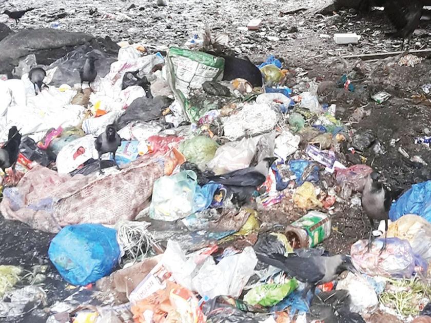 Heaps of rubbish dumped in the ground | भिवंडीत ठिकठिकाणी साचले कचऱ्याचे ढीग