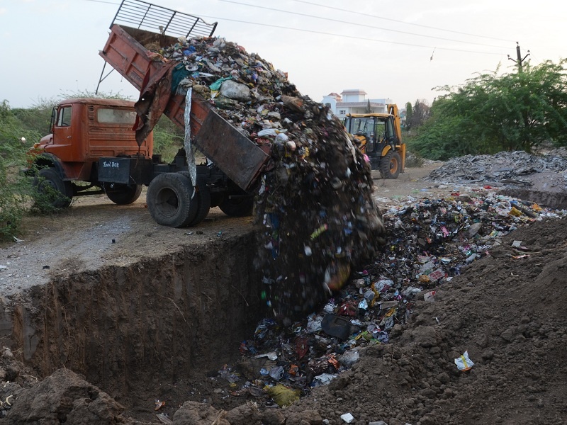 Trashy vehicles in Padgaon stopped for two hours | पडेगावात कचऱ्याची वाहने दोन तास रोखली