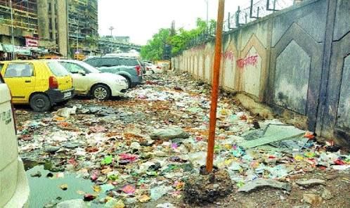 Garbage collection halted in Nagpur city: Strike called without giving notice | अर्ध्या नागपूर शहरात कचरा संकलन ठप्प : सूचना न देता पुकारला संप