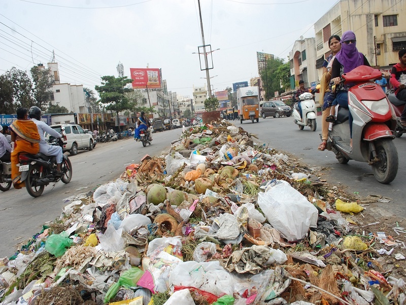 Aurangabad's Pundaliknagar road becomes unauthorized garbage depot | औरंगाबादचा पुंडलिकनगर रस्ता बनला अनधिकृत कचरा डेपो