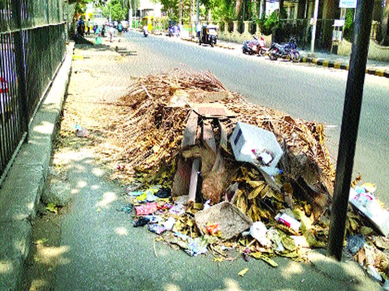 Garbage on the footpath in Ghansoli | घणसोलीत पदपथांवर कचरा