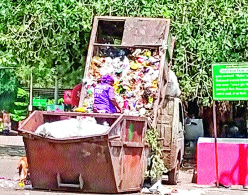 garbage vehicles arrogance | घंटागाडीवाल्यांची मनमानी