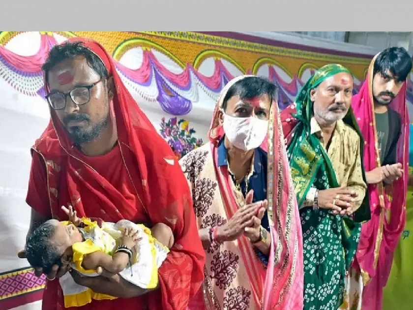 Navratri 2022: Not women but men wear sarees and play garba in Vadaodara Amba Mata Temple | Navratri 2022: काय सांगता! महिलांऐवजी पुरुष साडी घालून गरबा खेळतात; कुठे आणि का..?