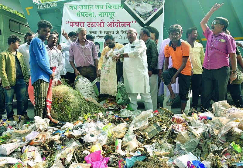 Jai Jawan Jai Kisan agitation to collect garbage in Nagpur | नागपुरात जय जवान जय किसानतर्फे कचरा उठाओ आंदोलन