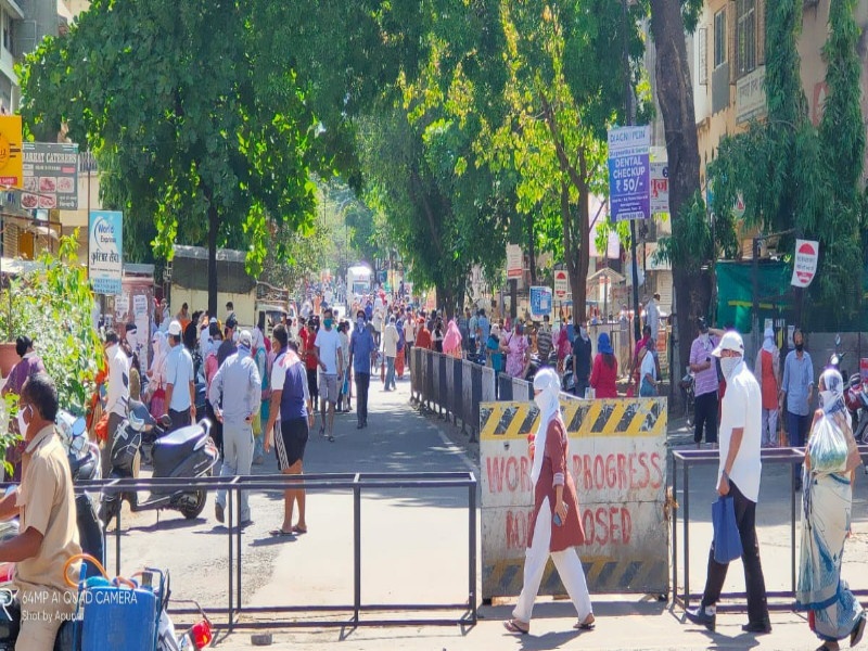 Pune residents could not rest without buying vegetables | पालथ्या घड्यावर पाणी म्हणण्याची 'हीच' ती वेळ ! पोलिसांनी खरेदीला मनाई करून देखील पुण्यात नागरिकांची रस्त्यांवर झुंबड