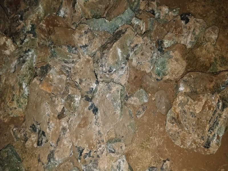 Three people arrested in Jalna for quarrying precious stones | जालन्यात मौल्यवान दगडांचे उत्खनन करणाऱ्या तिघांना अटक