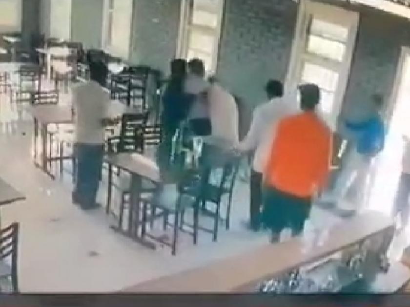 A policeman's drunken commotion in a hotel; Beating the owner in gargoti kolhapur District | Kolhapur: पोलिसाचा हॉटेलमध्ये दारू पिऊन धिंगाणा; मालकास मारहाण, घटना सीसीटीव्ही कॅमेऱ्यात कैद