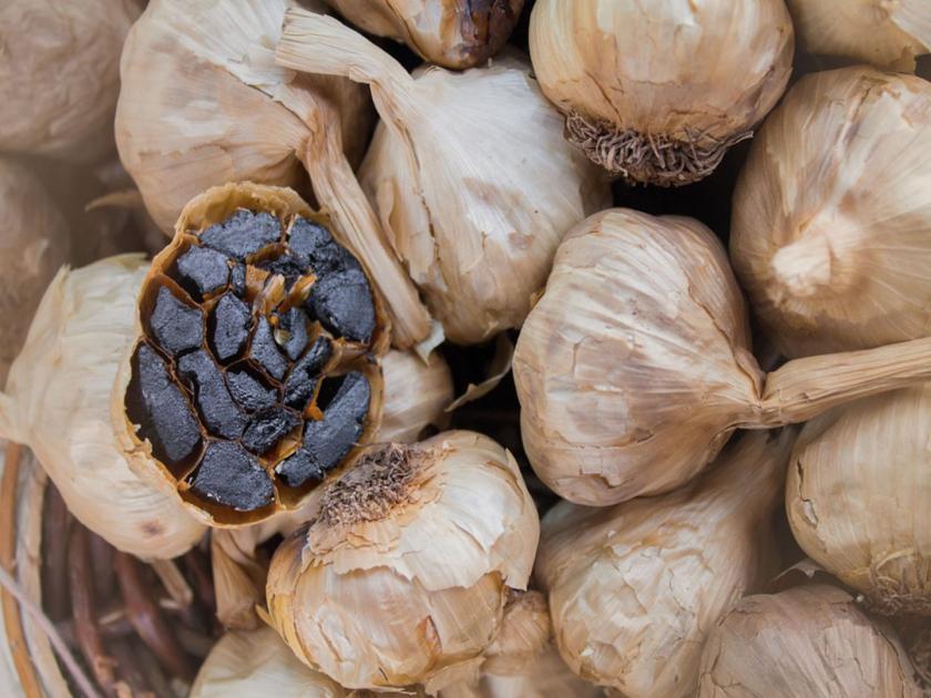 Benefits of black garlic and dry garlic | सुकलेला लसूण टाकून देताय?; असं करू नका, फायदे वाचून व्हाल हैराण