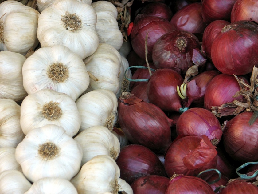 Garlic onion prices increases | स्वयंपाकघरातील कांद्यासह लसणाची फोडणी महागली!