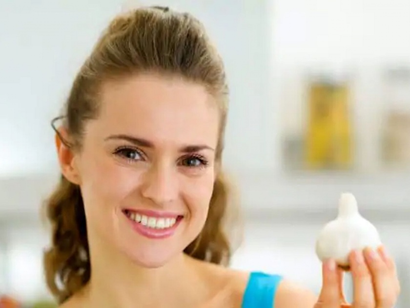 Skin care tips with garlic paste | चेहऱ्यावरील डाग, पिंपल्स दूर करण्यासाठी लसणाच्या पेस्टमध्ये वापरा 'या' तीन गोष्टी!