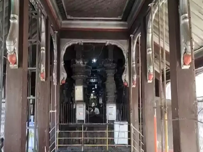 It will take two months to take down the Garuda Mandap in Ambabai Temple in Kolhapur | Kolhapur: अंबाबाई मंदिरातील गरुड मंडप उतरवायला लागणार दोन महिने
