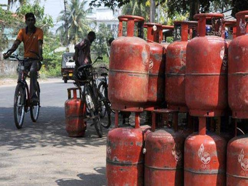 Police seized 12 gas cylinders | पोलीसांच्या छाप्यात १२ गॅस सिलिंडर जप्त