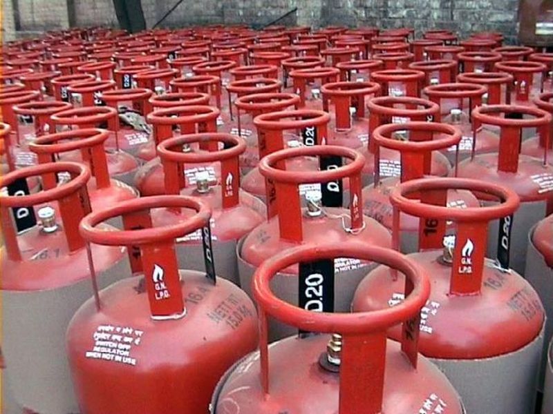 prices of non subsidised indane gas cylinder rise by 149 rupees | Gas Cylinder's New Price : घरगुती सिलिंडरचे दर 150 रुपयांनी महागले; सामान्यांना फटका