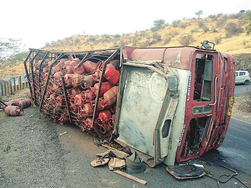 Gas Cylinder truck turned over in Karanji Ghat | करंजी घाटात गॅस सिलिंडीरचा ट्रक पलटी