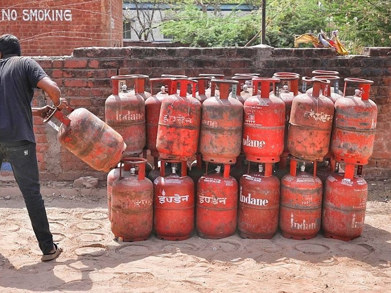 Black market of domestic cylinders exposed in Pune; Four arrested with 114 cylinders | Pune | पुण्यात घरगुती सिलिंडरचा काळाबाजार उघड; ११४ सिलिंडरसह चौघांना अटक