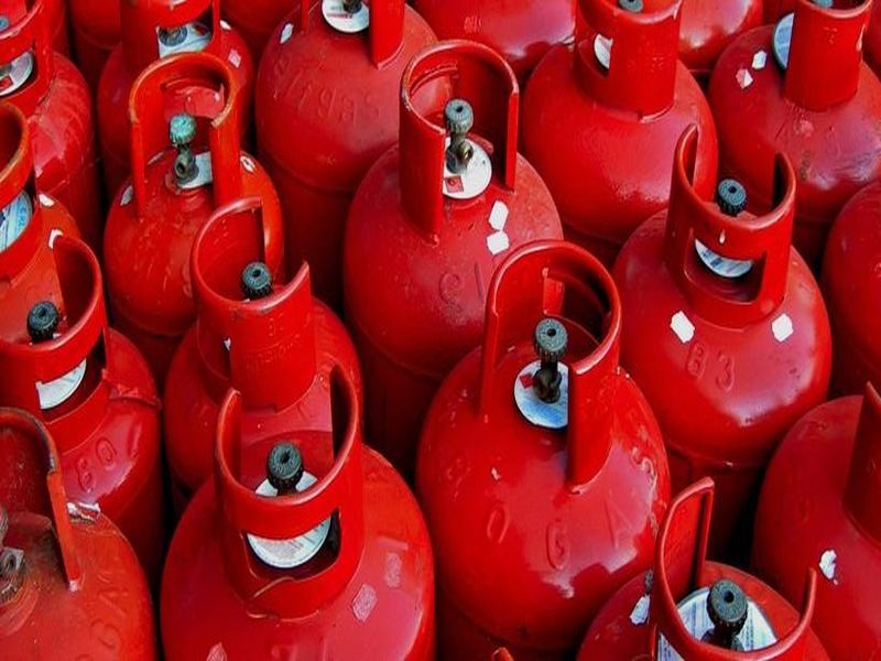 Customer tension for gas cylinders | गॅस सिलिंडरचे अनुदानासाठी ग्राहकांची दमछाक