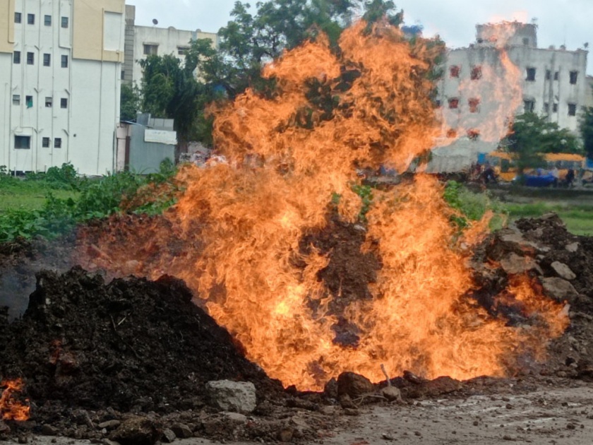 MNGL's pipeline broke while and fire incidents in Pimple Gurav | पिंपळे गुरवमध्ये खोदकाम सुरू असताना 'एमएनजीएल'ची पाईपलाईन फुटली; गॅस गळती होऊन आगीची दुर्घटना