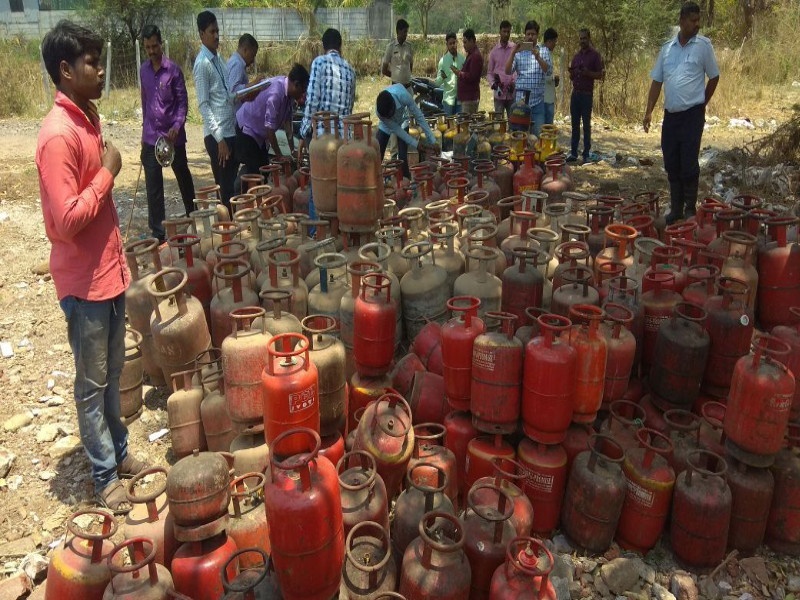 Unauthorized gas stocks seized in Walhekarwadi | वाल्हेकरवाडीत बेकायदा गॅस साठा जप्त