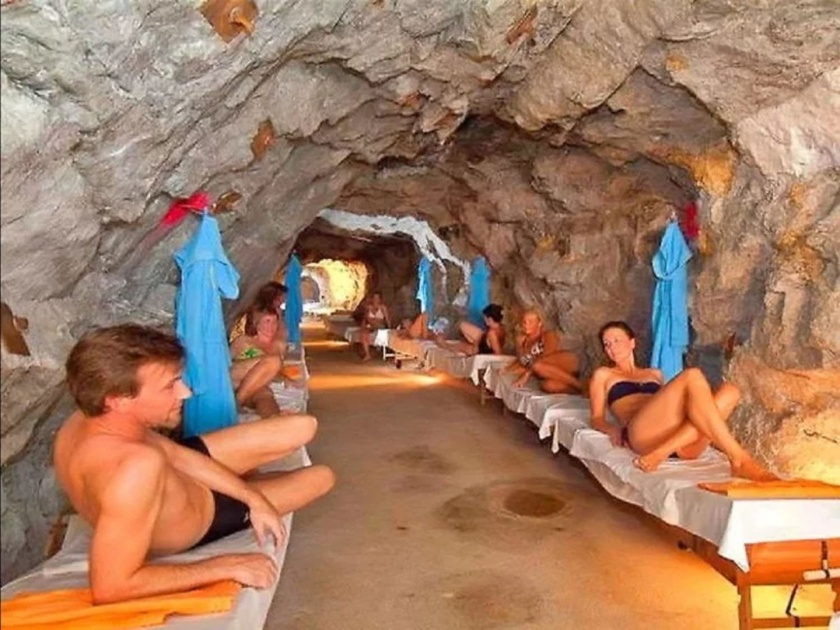 Austria healing caves of Gastein offer radioactive miracle cure | 'या' गुहेत झोपण्यासाठी दूरदूरून येतात लोक, कारण आहे खास!