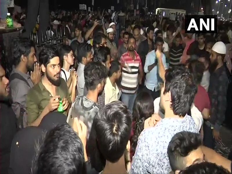 JNU Attack Protest continues at Gateway of India in Mumbai | JNU Attack : गेटवेवरील आंदोलकांना पोलिसांनी घेतलं ताब्यात; आझाद मैदानात रवानगी