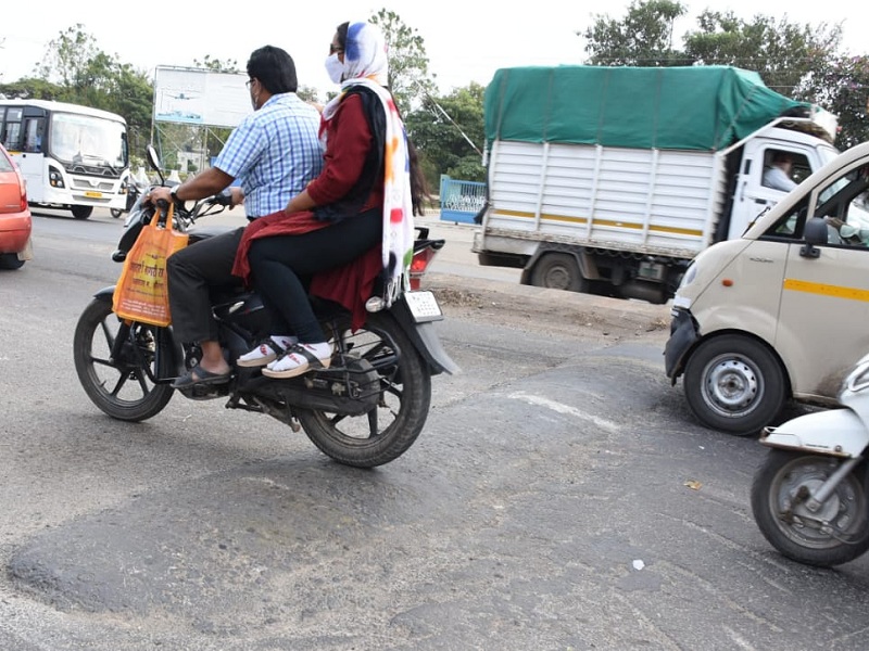 Shocking! A two-wheeler driver was killed by a speed breaker on Jalna Road | धक्कादायक ! जालना रोडवरील गतीरोधकाने घेतला दुचाकीचालकाचा बळी