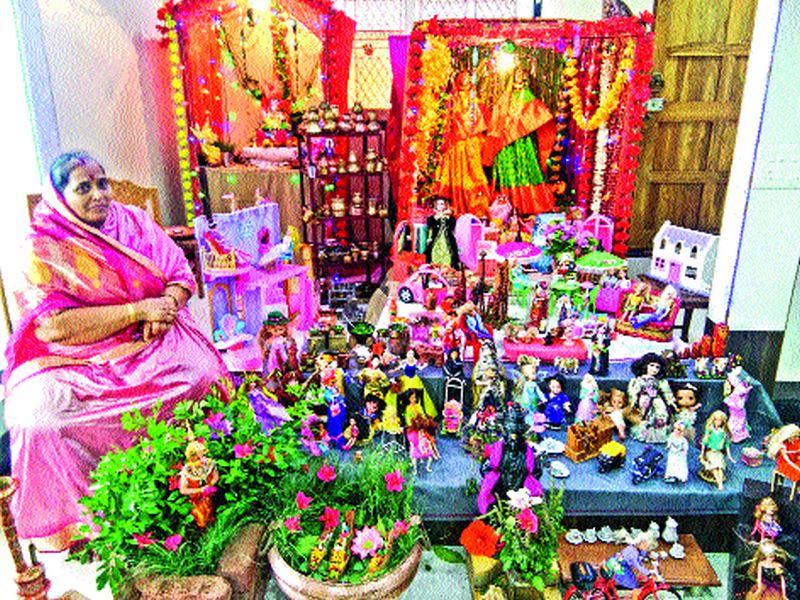 Exhibition of foreign dolls on arrival in Gauri | गौरी आगमनानिमित्त परदेशी बाहुल्यांचे प्रदर्शन