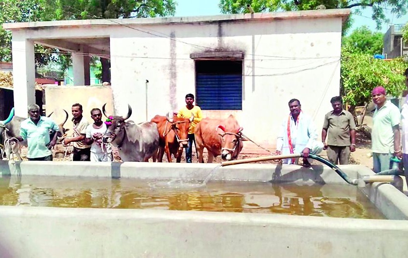 The water given to the villagers from their fields at Kalmsare in Amalner taluka | अमळनेर तालुक्यातील कळमसरे येथे स्वत:च्या शेतातून गावहाळासाठी दिले पाणी