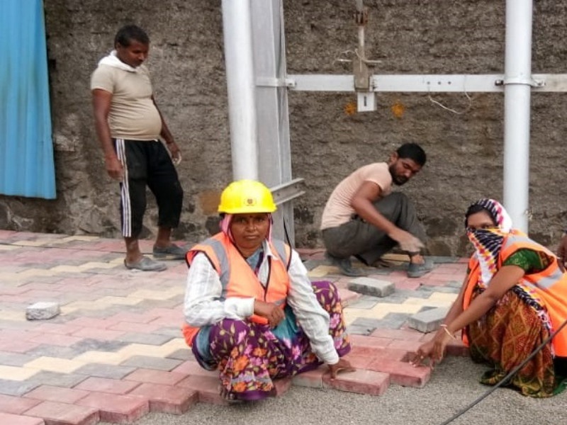 women become construction filed in Pimpri-Chinchwad! | पिंपरी-चिंचवड शहरात बिगारी महिला बनल्या गवंडी!