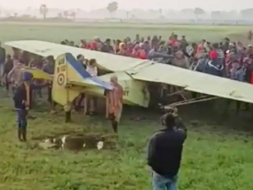 Small army aircraft emergency landing in farm field in Gaya district of Bihar | लष्कराच्या विमानाची शेतात इमरजंसी लँडिंग, विमानात होते दोन पायलट