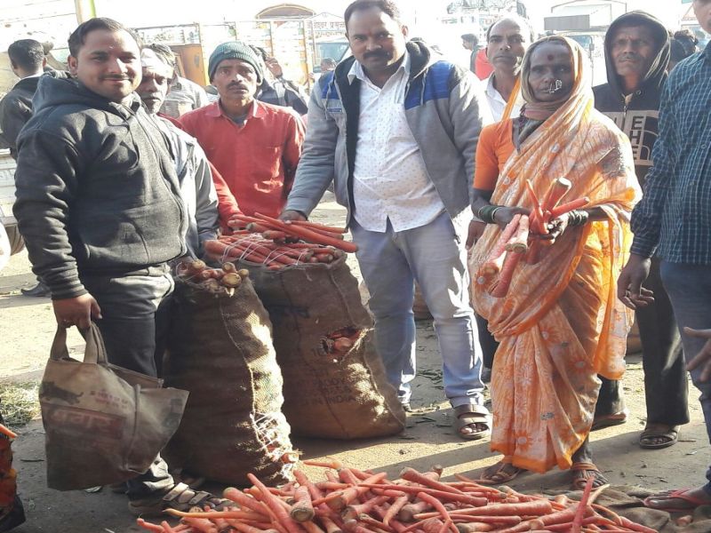 Onion prices rose by Rs 500 per kg in the market, and two-oyi carrot in the market | चाकण बाजारात कांद्याचे भाव वाढले ५०० रुपयांनी, बाजारात चक्क दोन फुटाचे गाजर