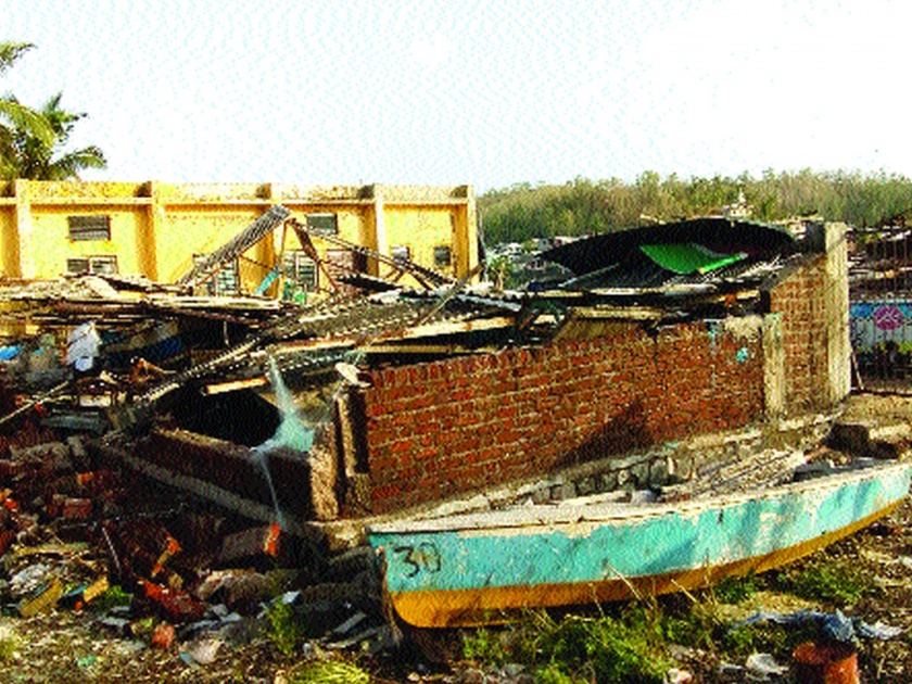 Billions of rupees lost to fishermen in Murud | मुरूडमध्ये मच्छीमारांचे कोट्यवधीचे नुकसान