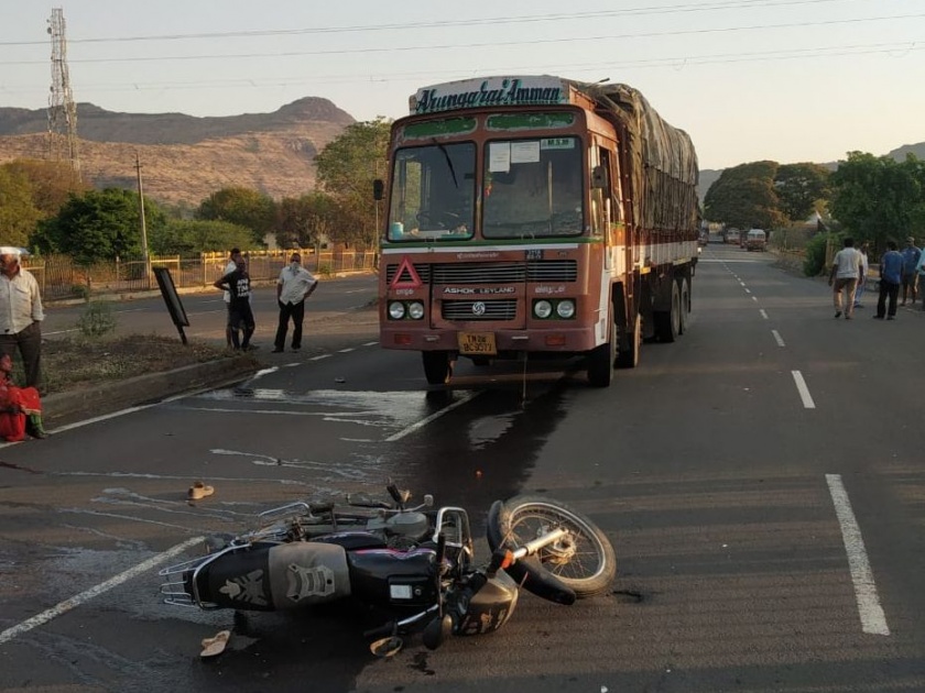 Two seriously injured in two-wheeler truck accident on Satara Highway hrb | दुचाकी-ट्रक अपघातात दोघे गंभीर जखमी; सातारा महामार्गावर अपघात