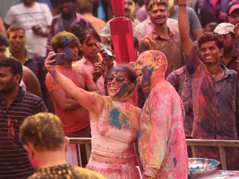 Crowds at tourist spots due to public holidays; Tourists also enjoyed Holi by painting each other | सार्वजनिक सुट्टी निमित्त पर्यटनस्थळांवर गर्दी; पर्यटकांनी एकमेकांना रंग लावून लुटला होळीचा आनंद 