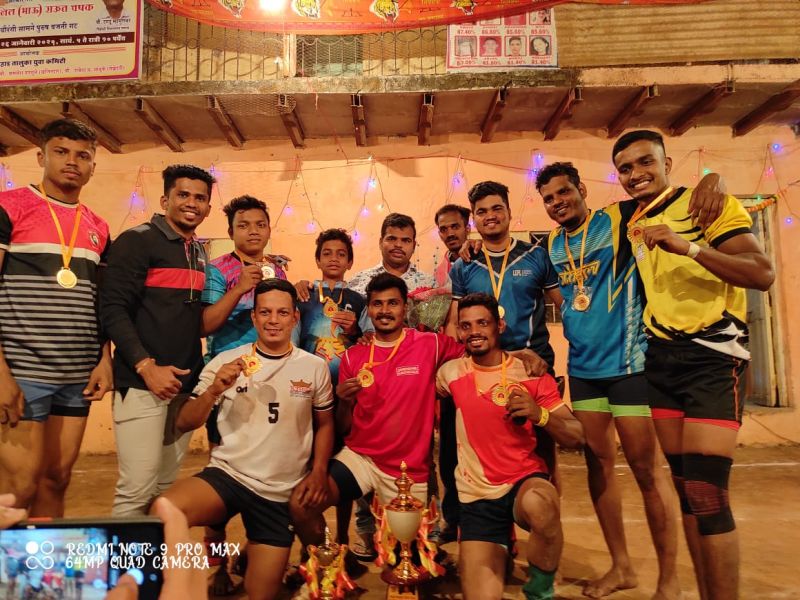 "MLA Cup" passed in Vikhroli; Ganpati Mandal of Ghatkopar won the final kabaddi match | विक्रोळीत पार पडले "आमदार चषक"; घाटकोपरच्या गणपती मंडळाने मारली बाजी 