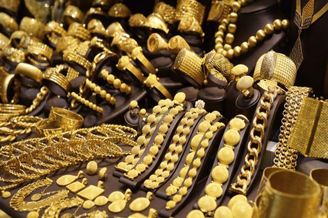 Bunty-bubbly cheat gold shops for lakhs | बंटी-बबलीने सोनारांना घातला लाखोंचा गंडा