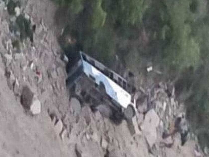 private bus fell into a gorge at panchpulla near banikhet himachal pradesh | हिमाचल प्रदेशमध्ये बस दरीत कोसळली, 12 जणांचा मृत्यू, अनेक जखमी