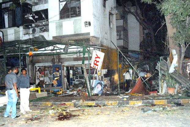 Ten years later four accused in the German Bakery bomb blast case are still absconding | दहा वर्षांनंतर देखील ' जर्मन बेकरी ' बॉम्बस्फोट प्रकरणातले चार आरोपी फरार