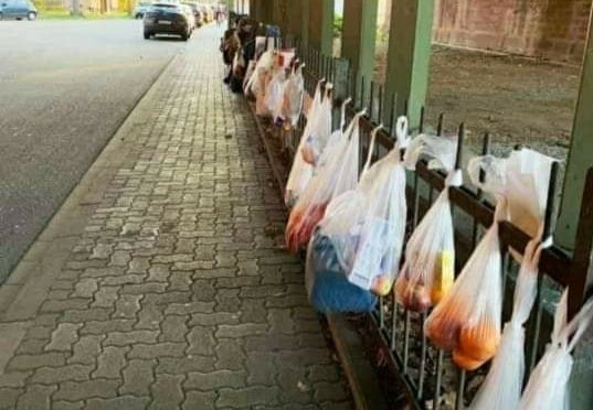 coronavirus: Hidden Hunger - In Germany food bags & food banks are helping people. | coronavirus :हिडन  हंगर -जर्मनीत गरजूंसाठी रस्त्यावर जेव्हा अन्न थैल्या टांगल्या जातात..  