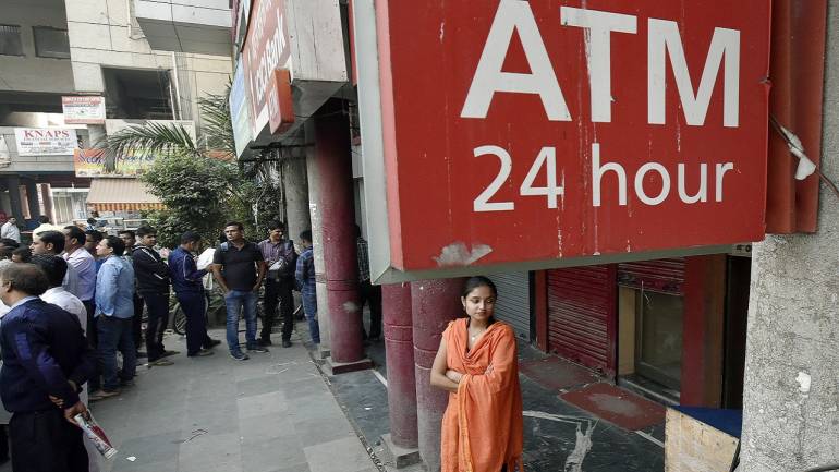 Reserve Bank hits banks for ATM transaction limit; not to take cash free transaction in limit | रिझर्व्ह बँकेचा ग्राहकांना लुटणाऱ्या बँकांना झटका; एटीएम ट्रांझेक्शन लिमिटवर दिला इशारा