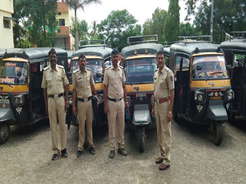 Operation at 15 rikshaw carrying illegal travel in Gewrai | गेवराईत अवैध प्रवासी वाहतुक करणाऱ्या १५ रिक्षांवर कारवाई