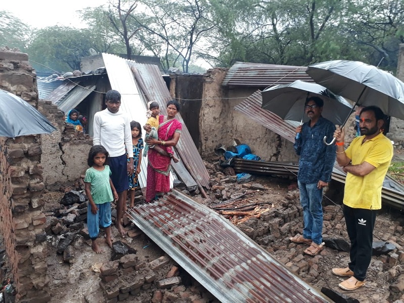 Two children injured in a collapsing house in Gavrai due to heavy rain | गेवराईत मान्सून पूर्व पावसाच्या तडाख्यात घर कोसळून दोन मुले जखमी  