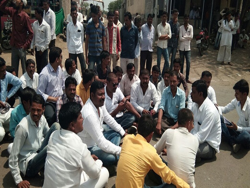 rastaroko of Sambhaji Brigade and Veer Bhagat Singh Vidyarthi Parishad for various demands of farmers in Gevrai | गेवराईत शेतकऱ्यांच्या विविध मागण्यांसाठी संभाजी ब्रिगेड व वीर भगतसिंग विद्यार्थी परिषदेचे रस्ता रोको 