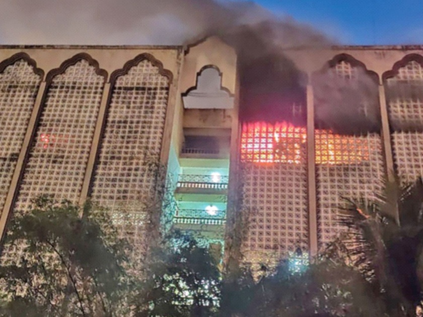 Fire destroys offices on the fifth floor of a commodity exchange building | कमोडिटी एक्स्चेंज इमारतीच्या आगीत पाचव्या मजल्यावरील कार्यालये खाक