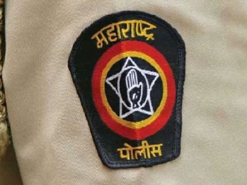 Two Chalisgaon policemen arrested for accepting bribe of Rs 4,000 | चाळीसगावच्या दोन पोलिसांना चार हजाराची लाच घेताना अटक 