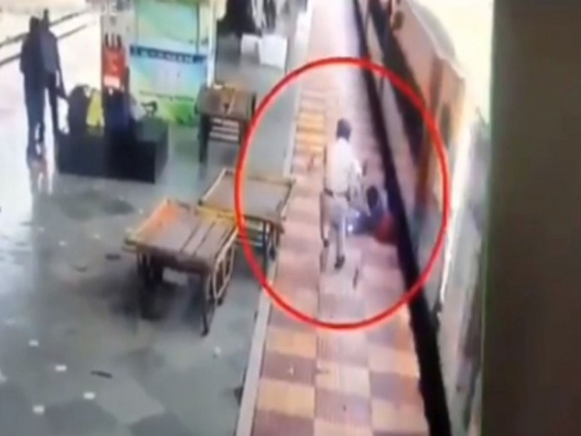 Viral Video : RPF personnel saves the life of passenger video goes viral | भयंकर! चालत्या ट्रेनमध्ये चढायला गेला अन् काही क्षणातच झालं असं काही, पाहा हादरवणारा व्हिडीओ