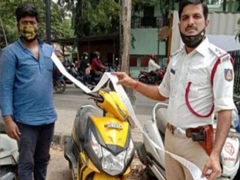 Traffic police cut of 42500 challan for not wearing helmet in bengaluru | बाबो! नियम मोडल्याने पोलिसांनी फाडली लांबच लांब पावती, दंडाची रक्कम पाहून अवाक् व्हाल