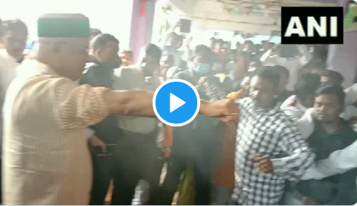 Chattisgarh CM Bhupesh Baghel received 8 blows of whip on his hands in gaura gauri puja | बापरे! एक-दोन नाही तर तब्बल 8 वेळा मुख्यमंत्र्यांना मारले चाबकाचे फटके; Video जोरदार व्हायरल 